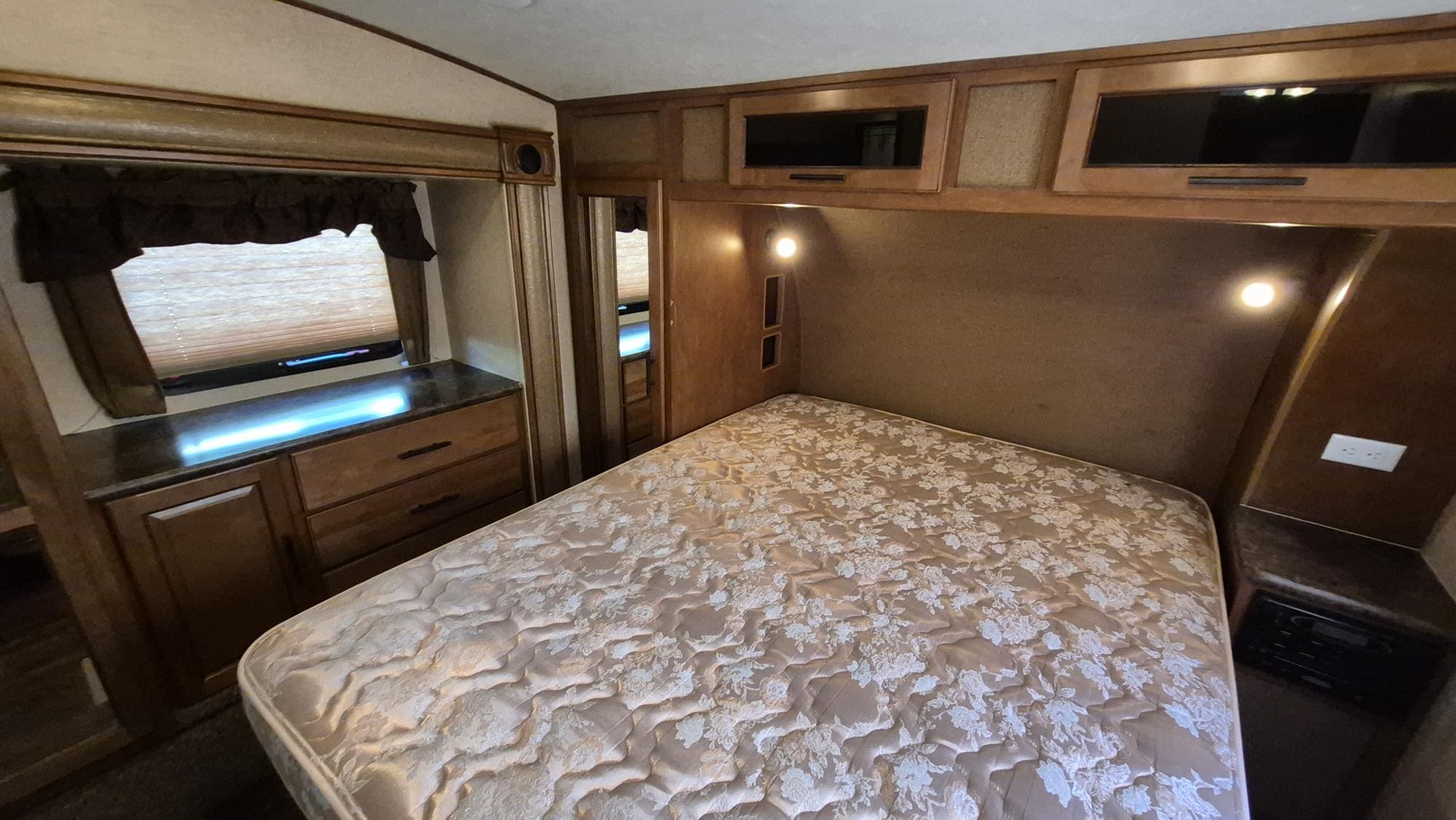 2014 SURVEYOR SVF293RLTS by FOREST RIVER - Image 25