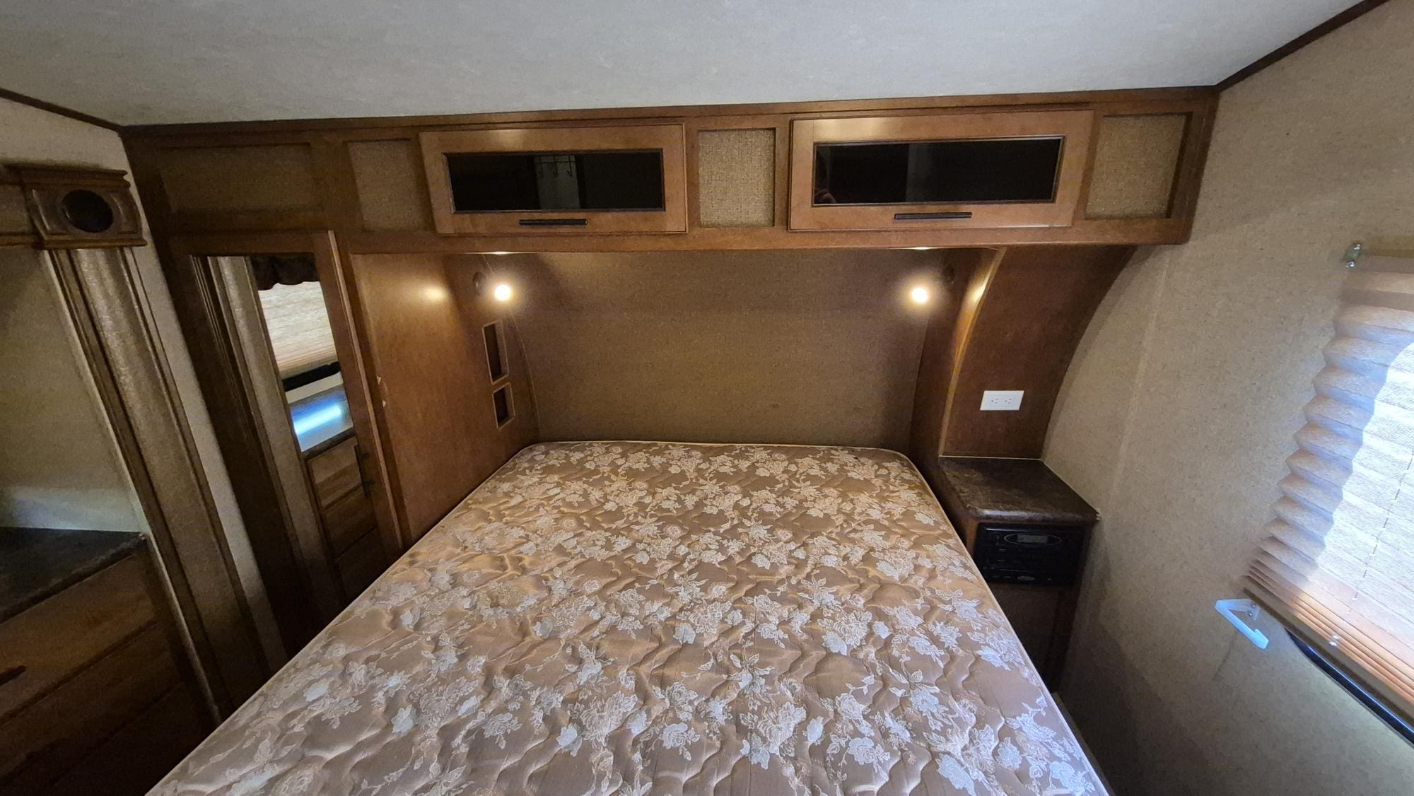 2014 SURVEYOR SVF293RLTS by FOREST RIVER - Image 26