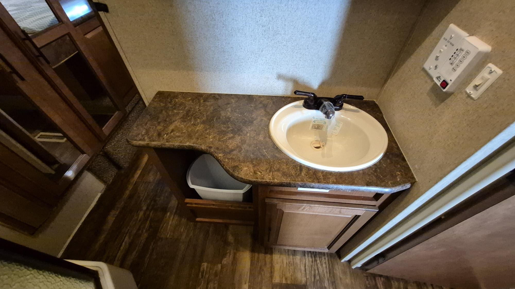 2014 SURVEYOR SVF293RLTS by FOREST RIVER - Image 27