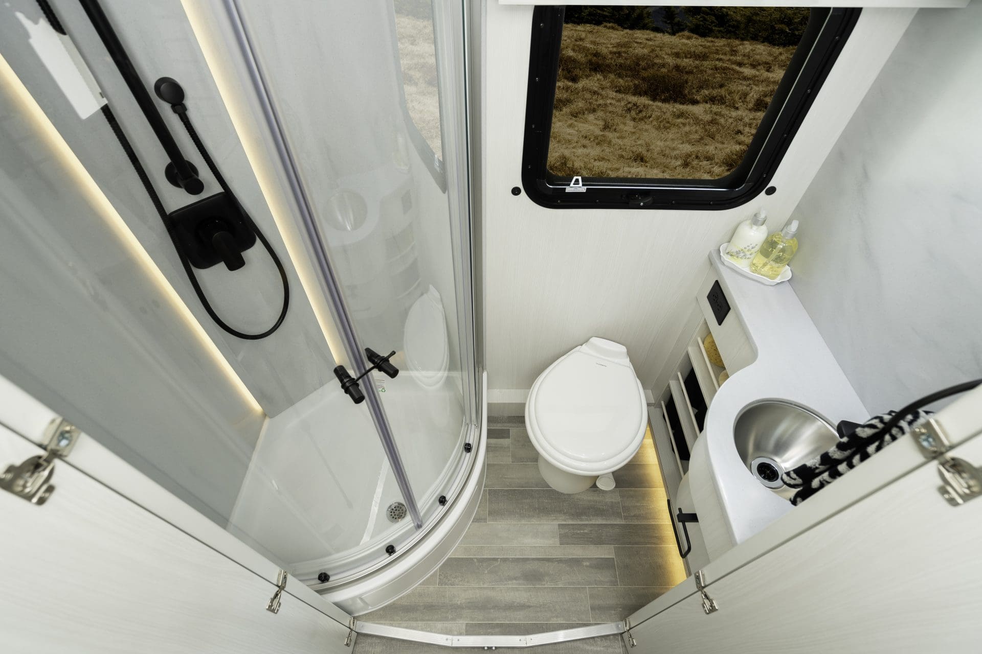 2026 PLEASURE-WAY PLATEAU XLTS by PLEASURE-WAY - Image 10