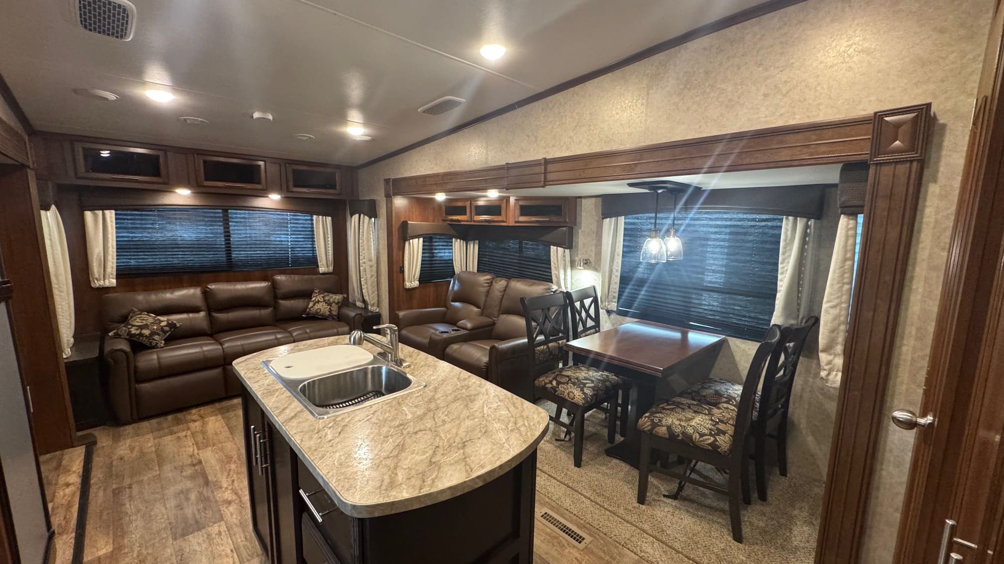 2018 EAGLE 28.5RSTS by JAYCO - Image 9