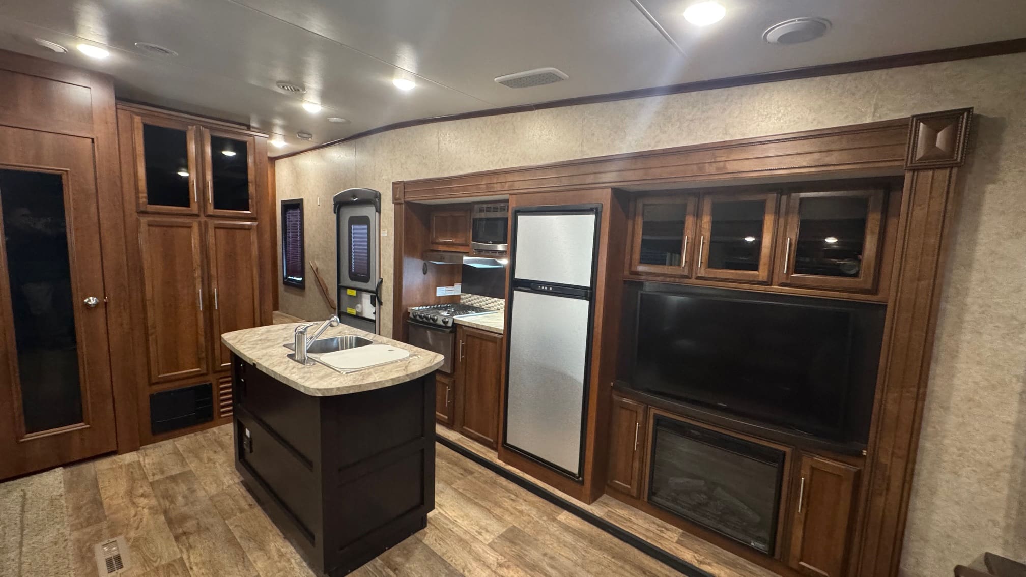 2018 EAGLE 28.5RSTS by JAYCO - Image 12