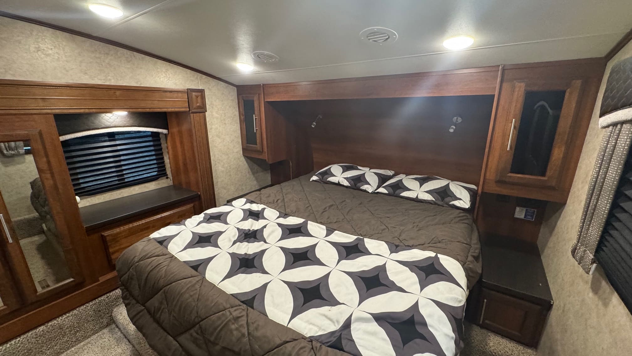2018 EAGLE 28.5RSTS by JAYCO - Image 18