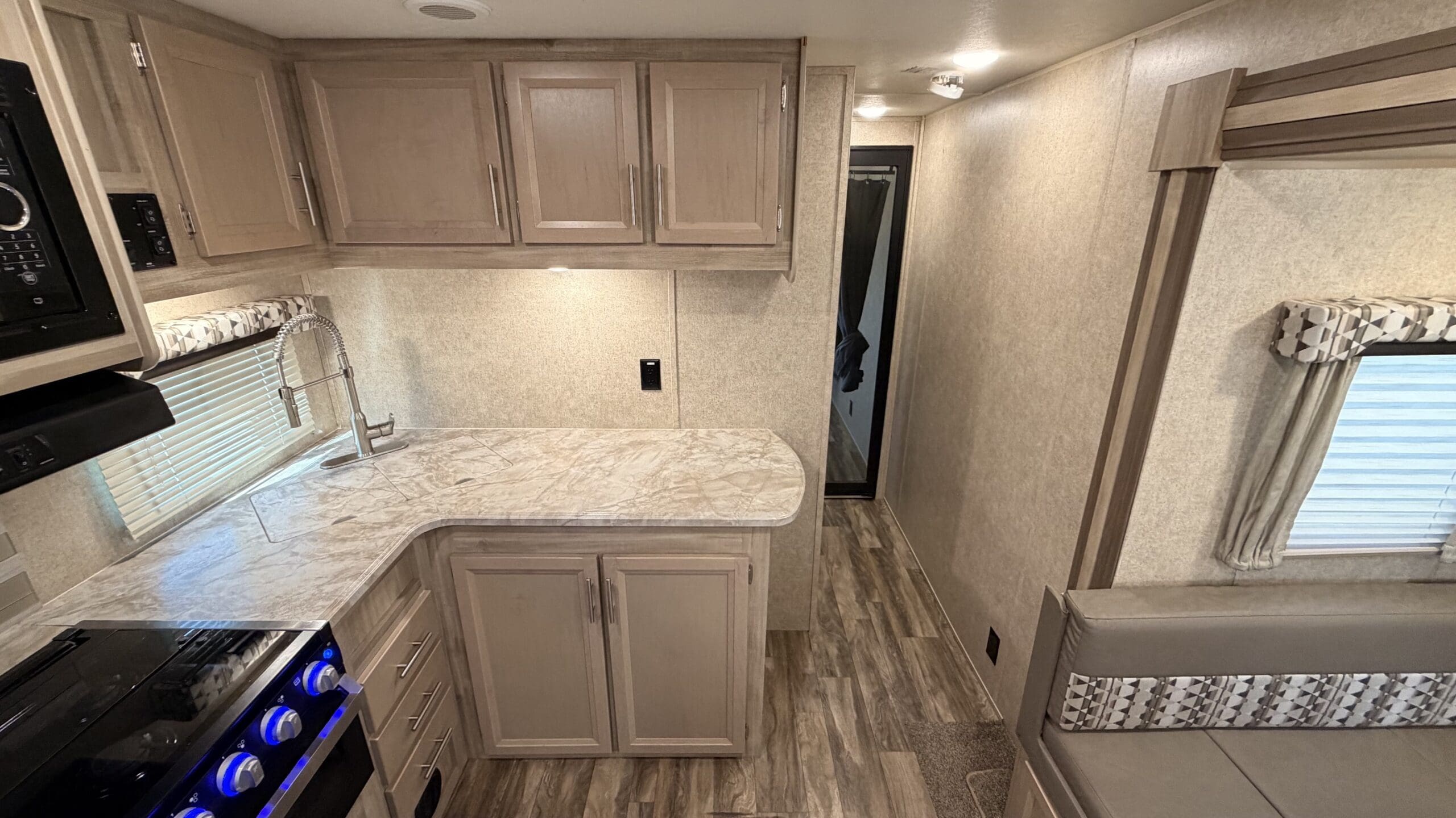 2020 CATALINA 29THS by COACHMAN - Image 19