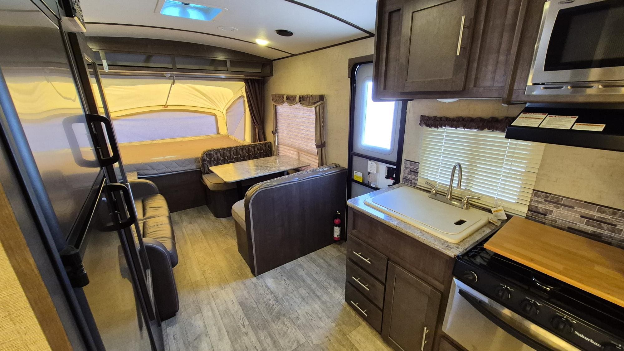 2016 SURVEYOR 224T by FOREST RIVER - Image 10