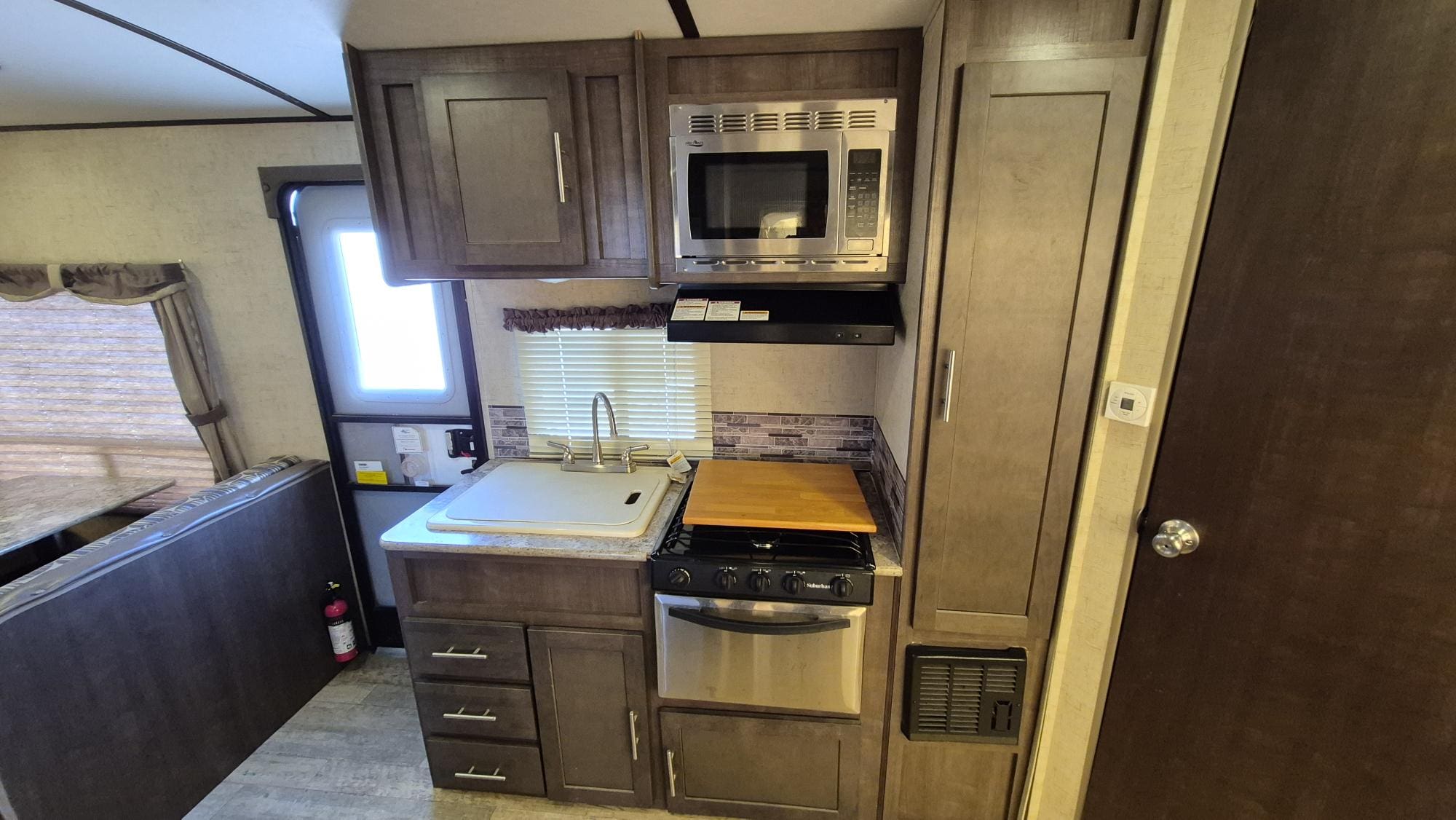 2016 SURVEYOR 224T by FOREST RIVER - Image 11