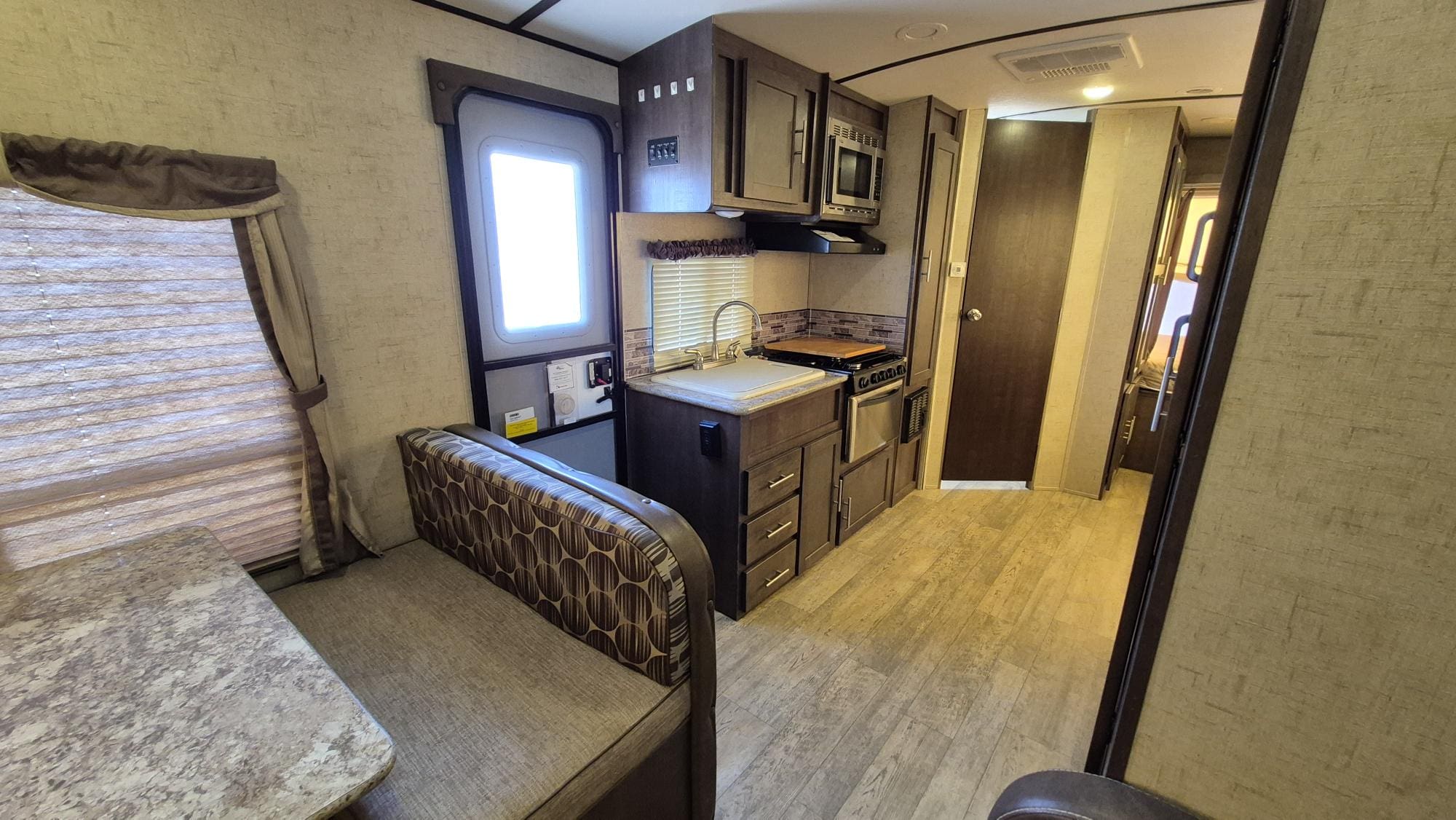 2016 SURVEYOR 224T by FOREST RIVER - Image 14