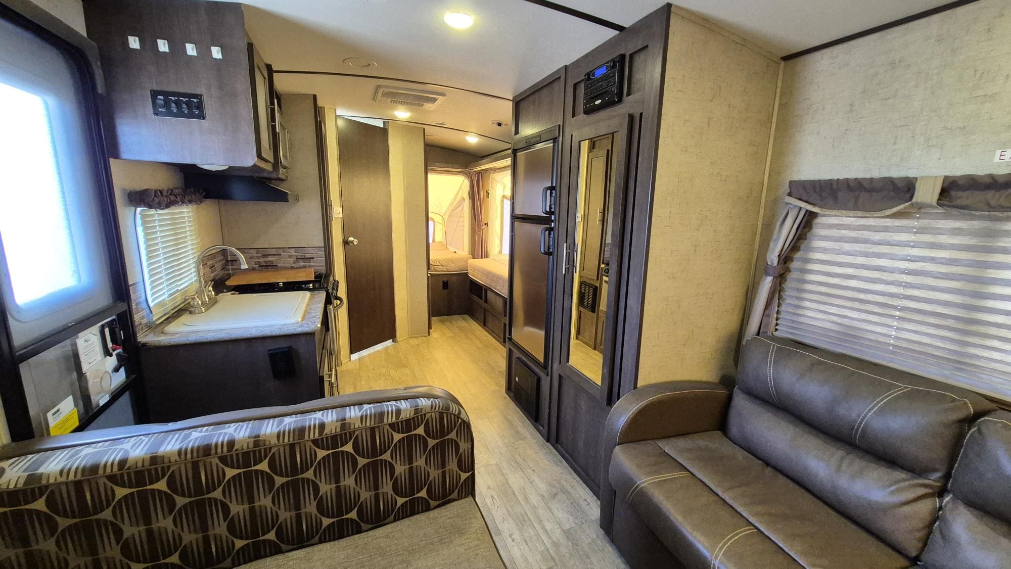 2016 SURVEYOR 224T by FOREST RIVER - Image 15