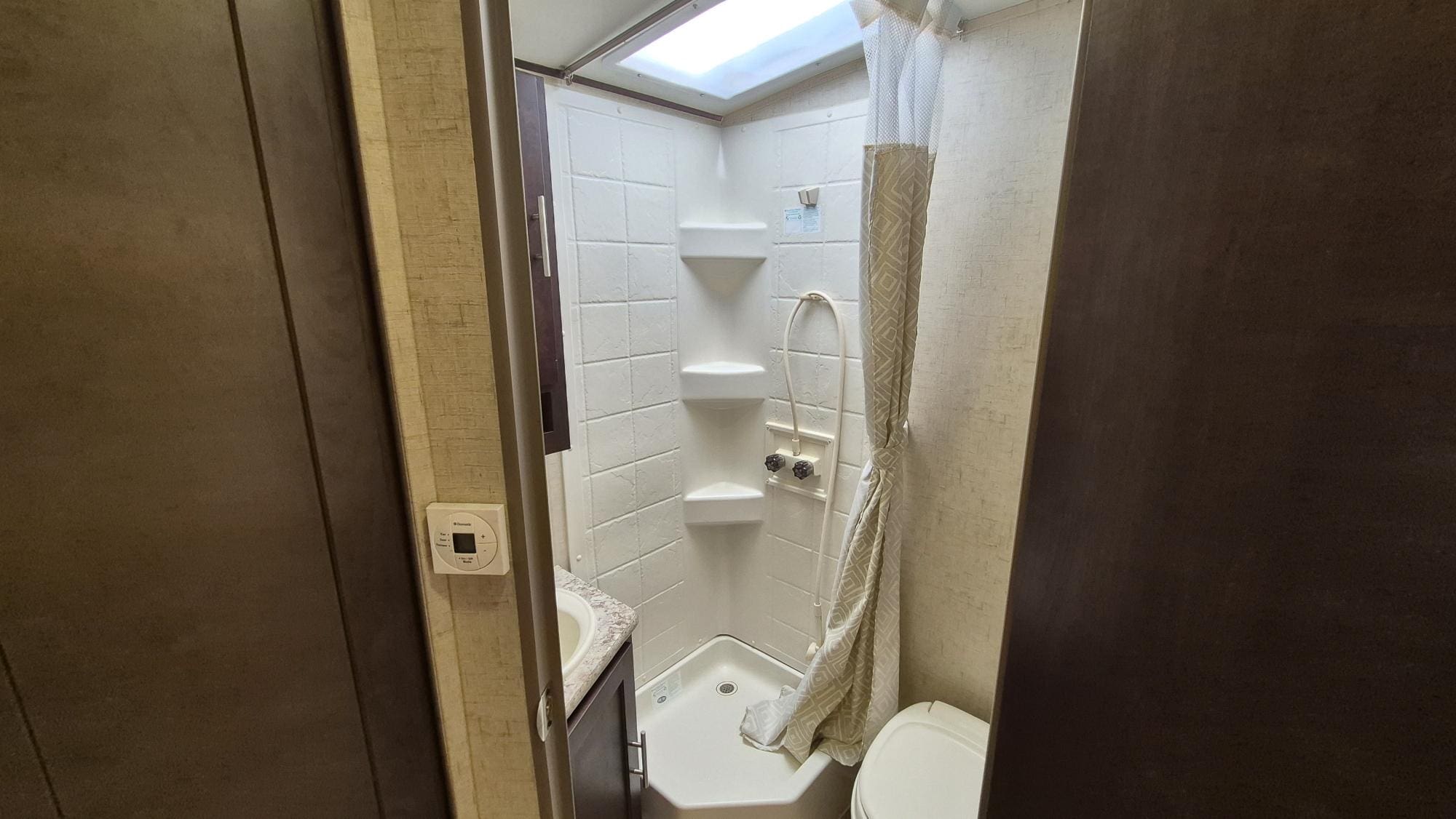 2016 SURVEYOR 224T by FOREST RIVER - Image 16