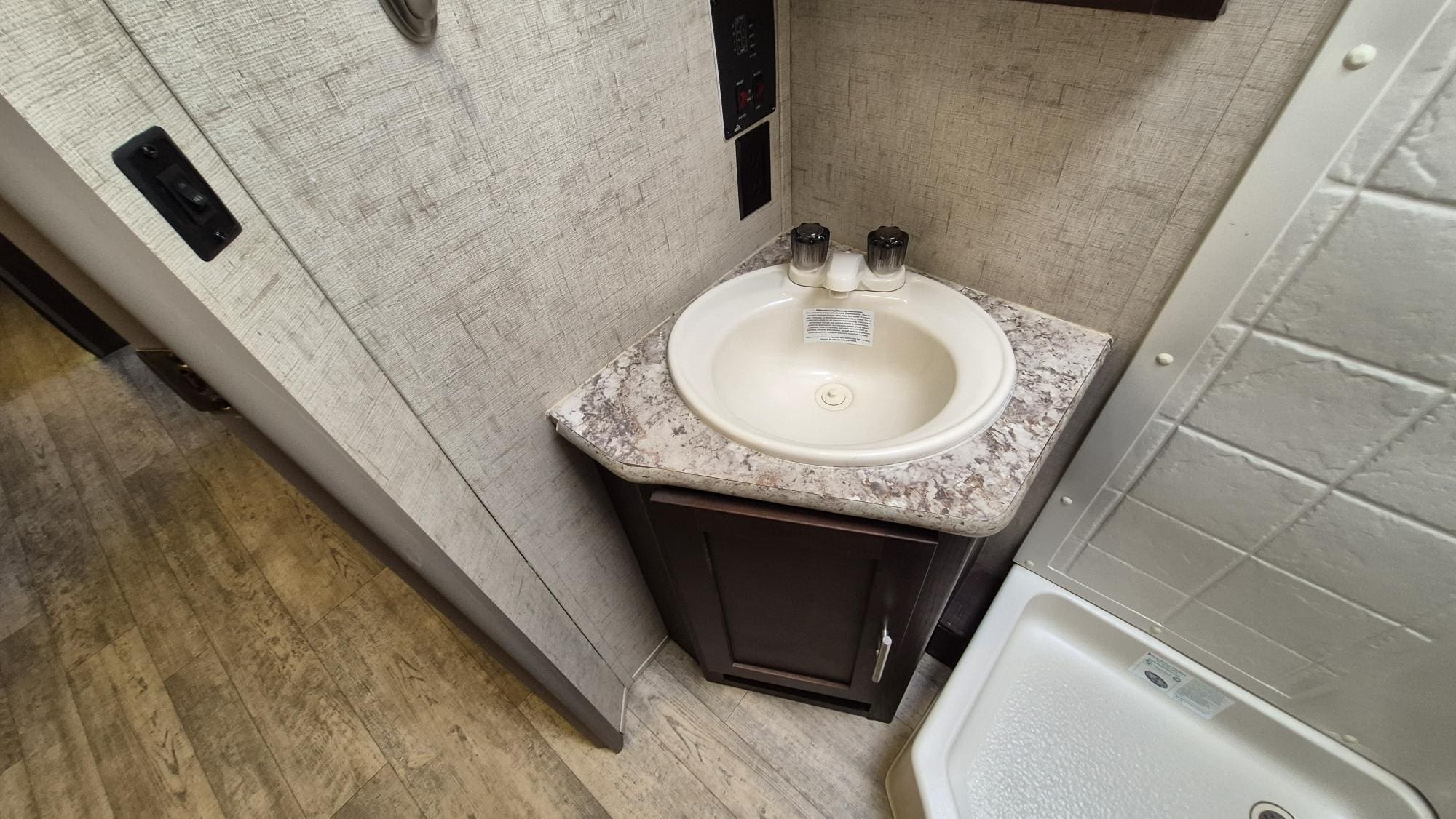2016 SURVEYOR 224T by FOREST RIVER - Image 18