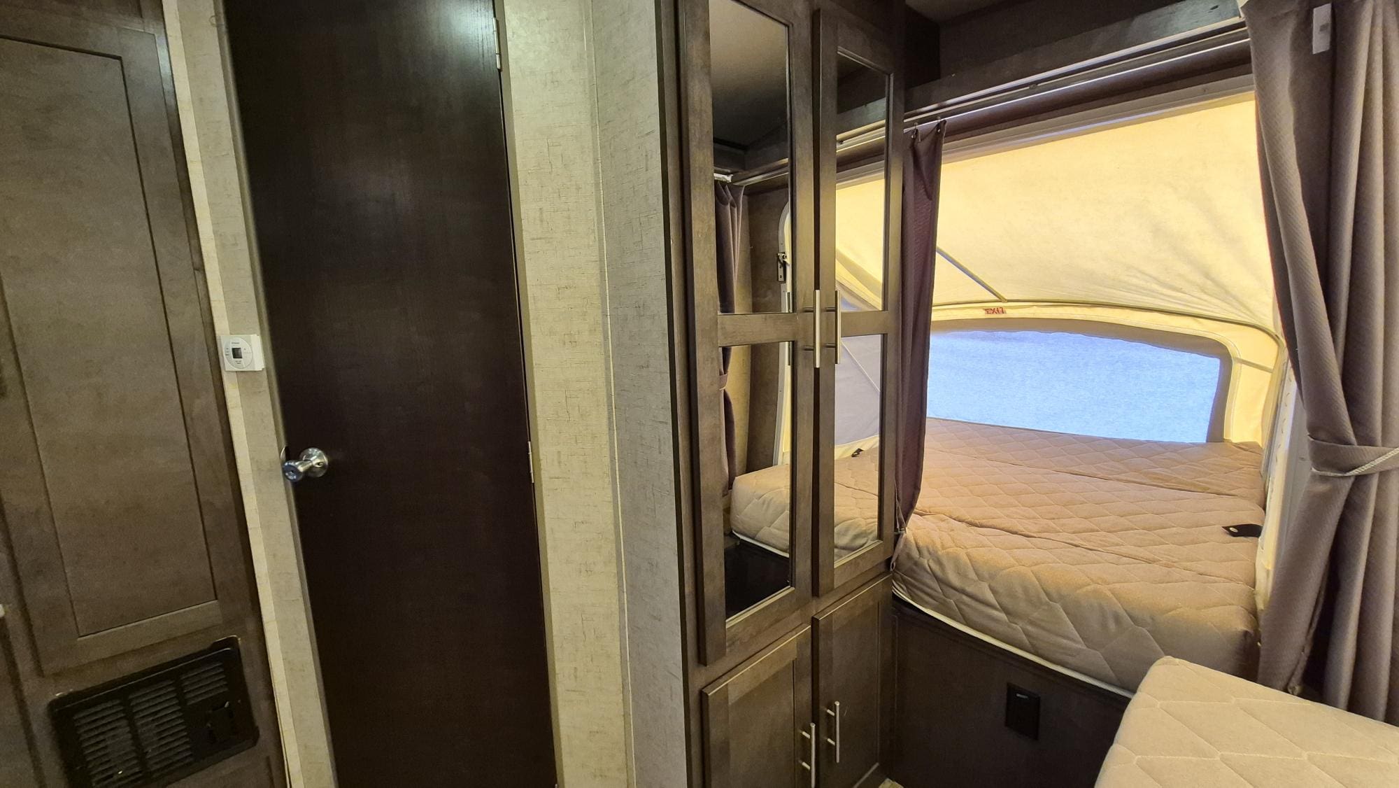 2016 SURVEYOR 224T by FOREST RIVER - Image 21