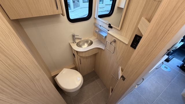 2025 WONDER W24RL by LEISURE TRAVEL - Image 23