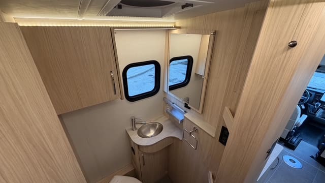 2025 WONDER W24RL by LEISURE TRAVEL - Image 21