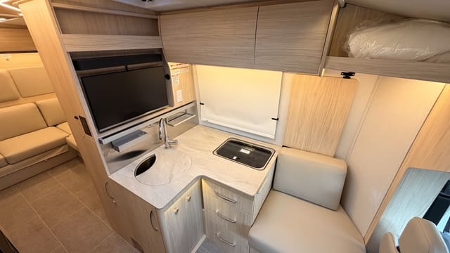 2025 WONDER W24RL by LEISURE TRAVEL - Image 15