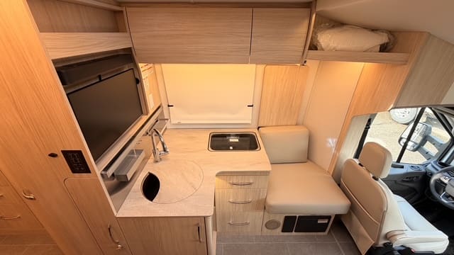 2025 WONDER W24RL by LEISURE TRAVEL - Image 16