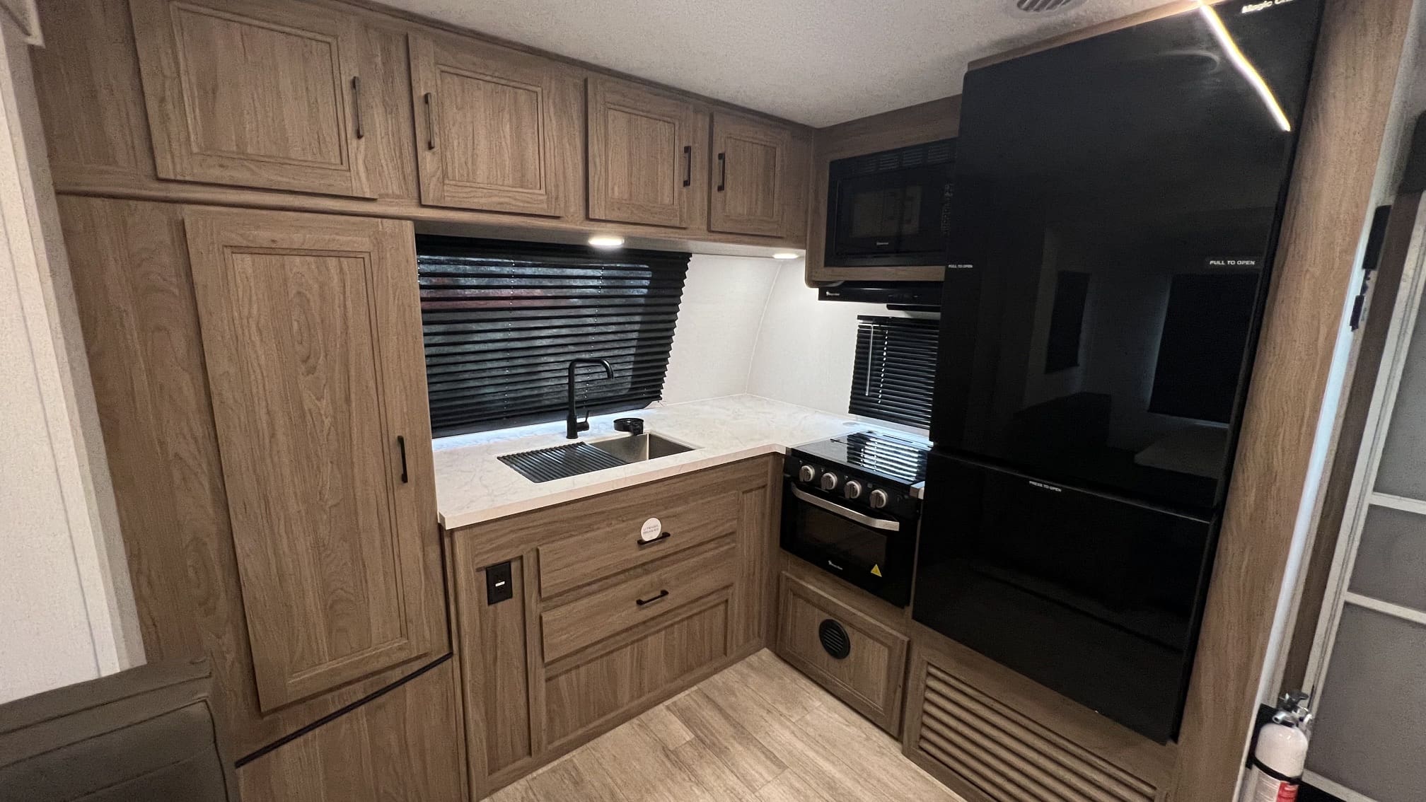2025 FREEDOM EXPRESS 259FKDS by COACHMEN - Image 11