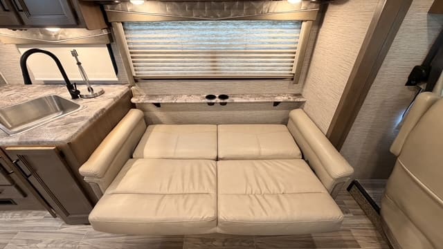 2022 ACE 29.5 by THOR MOTOR COACH - Image 23
