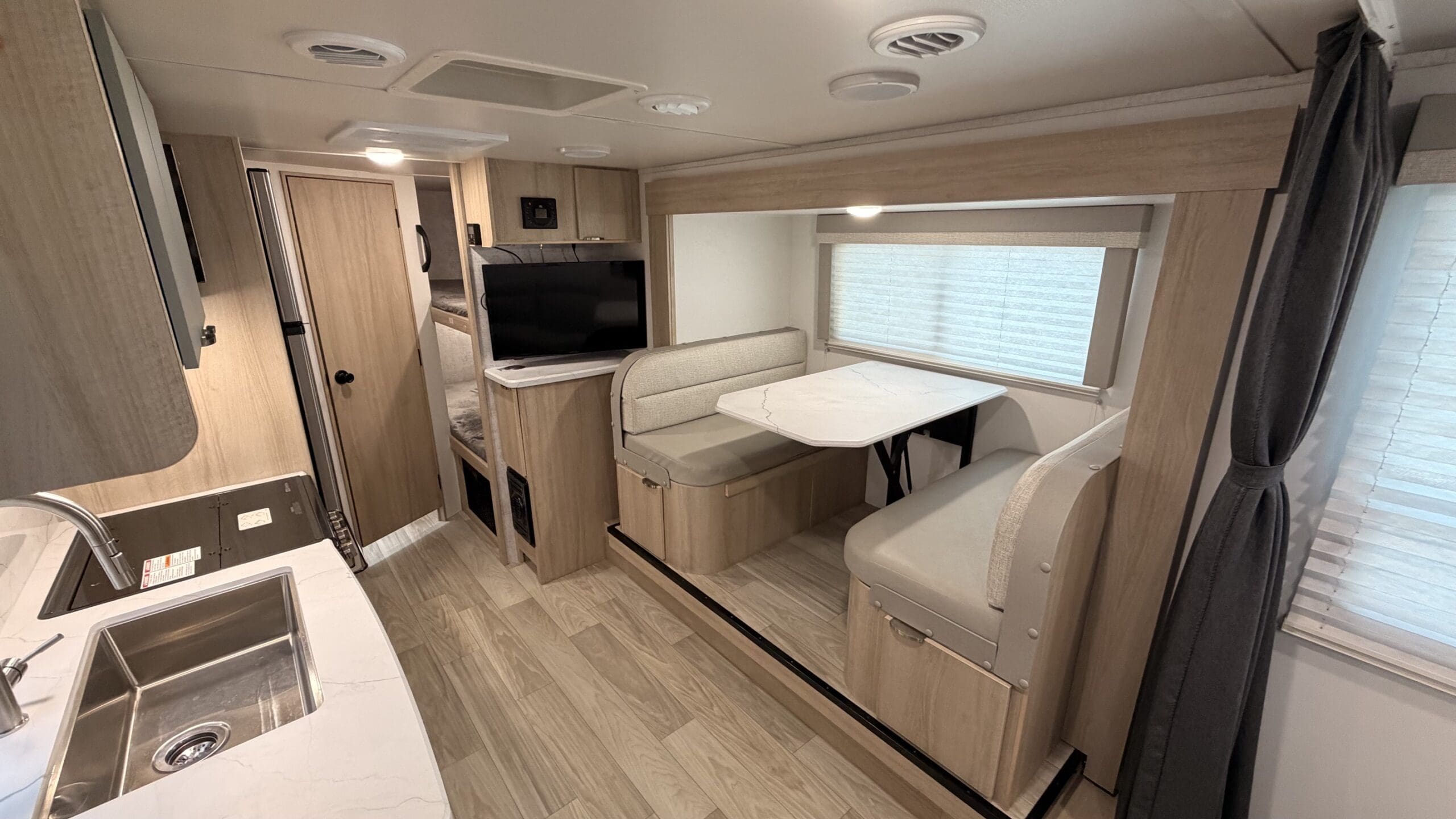2023 MINNIE WINNIE 2306BHS by WINNEBAGO - Image 12