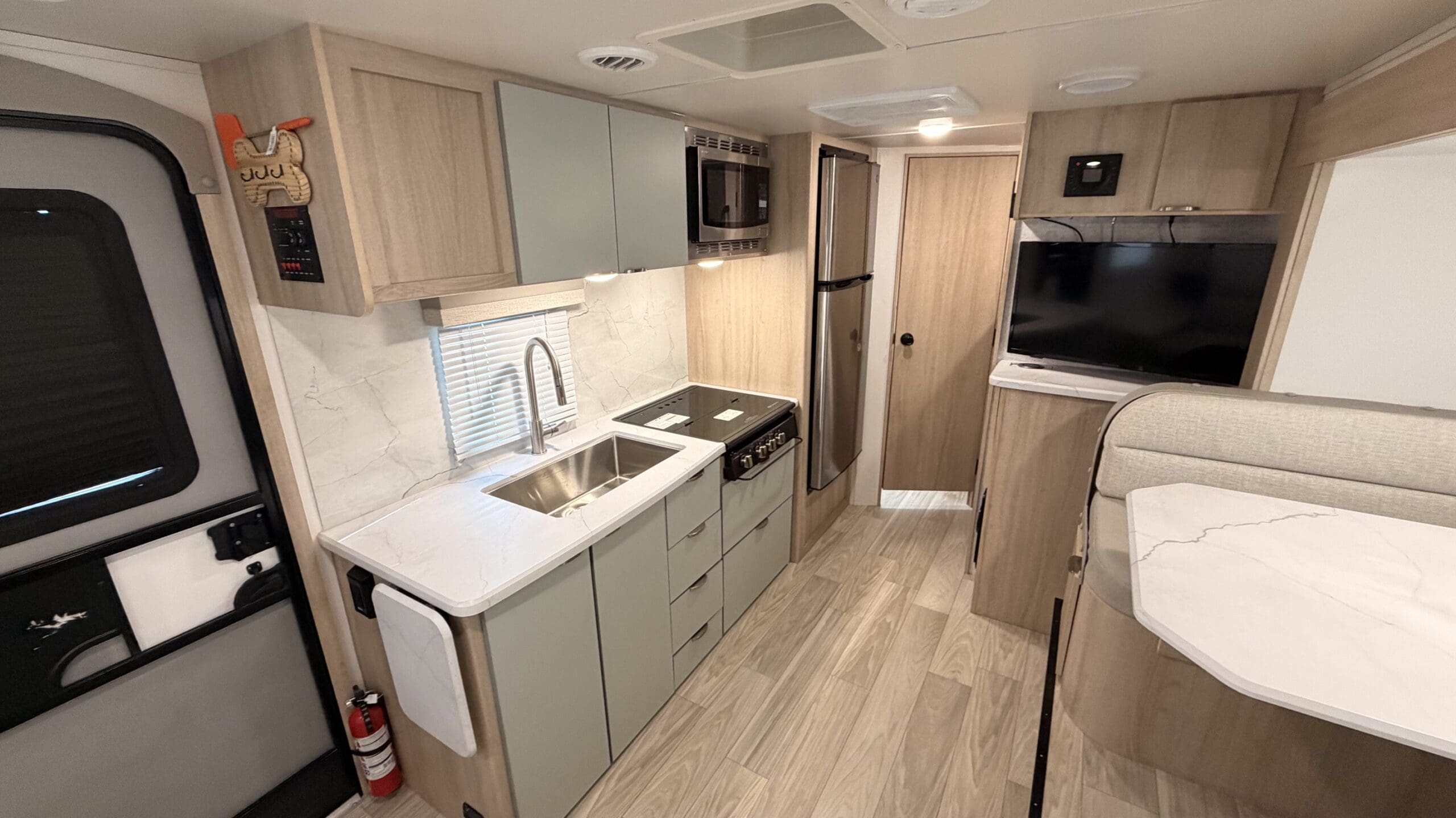 2023 MINNIE WINNIE 2306BHS by WINNEBAGO - Image 13